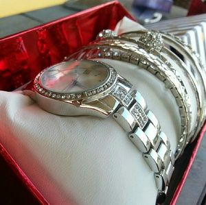 Women's watch with diamond imitation bracelet